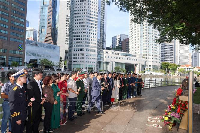 Des diplomates vietnamiens rendent hommage au président Hô Chi Minh. Photo: VNA