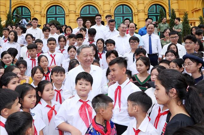 Le président Tô Lâm lors de sa rencontre cordiale avec les enfants, à Hanoi, le 28 mai. Photo : VNA
