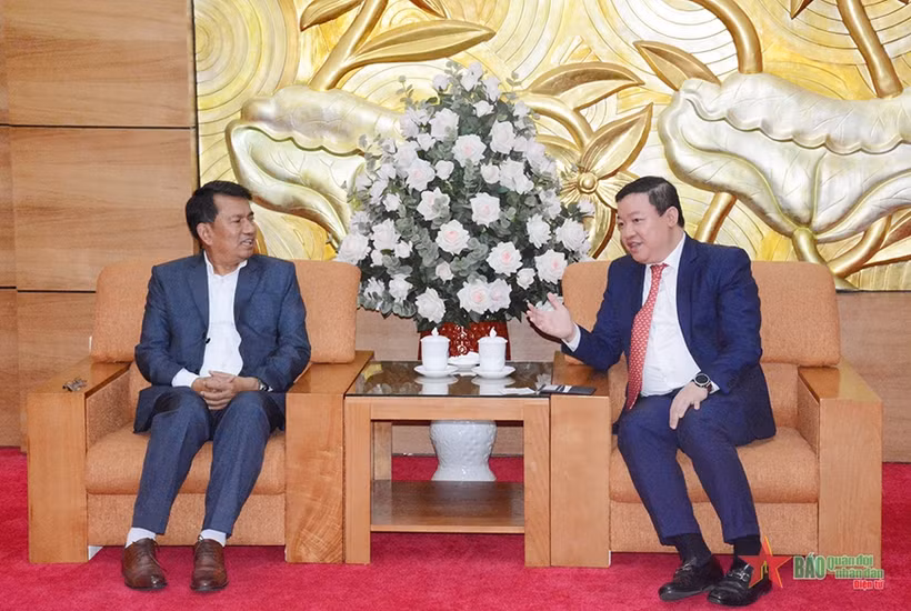 Le vice-président de l’Union des organisations d’amitié du Vietnam (VUFO) Nguyên Ngoc Hung (à droite) recevant le président du Conseil népalais pour la paix et la solidarité (NPSC) et membre du Comité central du Parti communiste du Népal (marxiste-léniniste unifié) Rabindra Adhikari. Photo : qdnd.vn