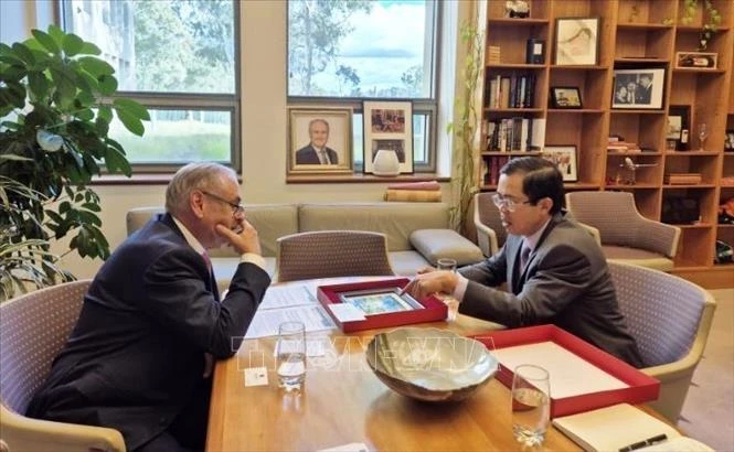 L’ambassadeur du Vietnam en Australie, Pham Hùng Tâm (droite) et le ministre australien du Commerce et du Tourisme, Don Farrell, le 6 mai. Photo : VNA