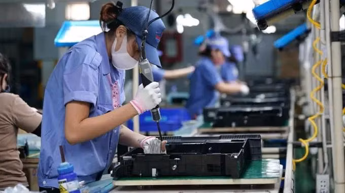 Des ouvriers examinent des circuits électroniques dans une entreprise à capitaux sud-coréens dans le parc industriel de Yên Phong, dans la province de Bac Ninh. Photo : VNA