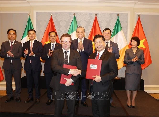 Le secrétaire général et président vietnamien Tô Lâm supervise la signature des documents de coopération, à Dublin, le 3 octobre. Photo: VNA