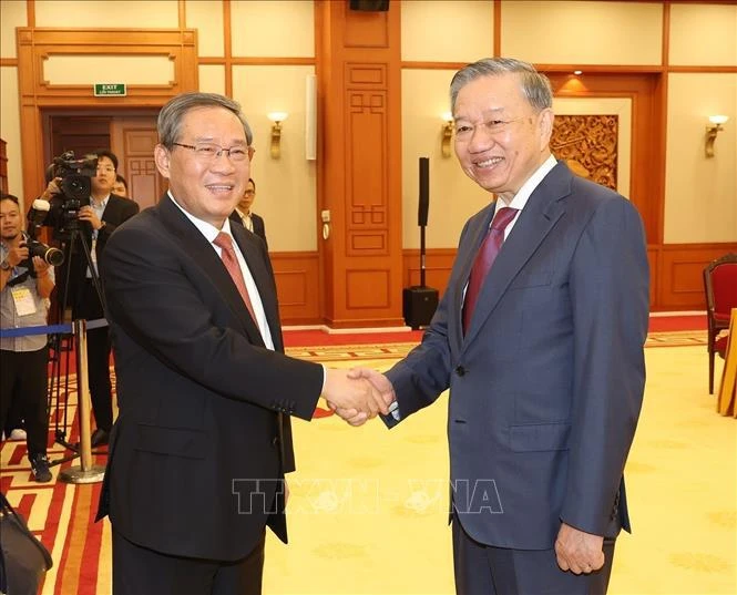 Le secrétaire général du Parti communiste du Vietnam et président vietnamien Tô Lâm (à droite) serre la main du Premier ministre chinois Li Qiang, à Hanoi, le 12 octobre. Photo: VNA