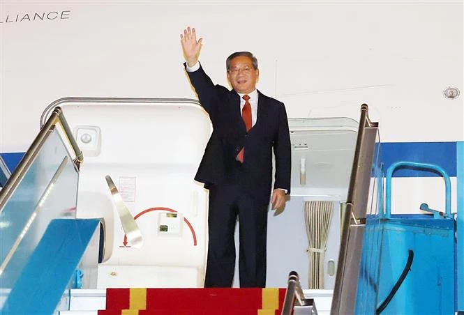 Le Premier ministre chinois Li Qiang arrive à l’aéroport international de Nôi Bài, entamant une visite officielle de trois jours au Vietnam à l’invitation de son homologue vietnamien Pham Minh Chinh. Photo : VNA