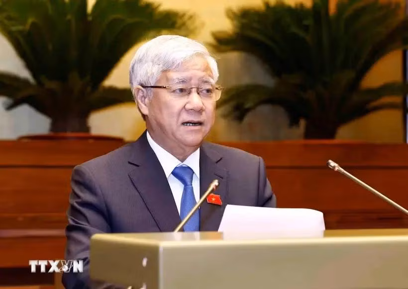Le président du Comité central du Front de la Patrie du Vietnam, Dô Van Chiên, présente un rapport devant l’Assemblée nationale. Photo : VNA