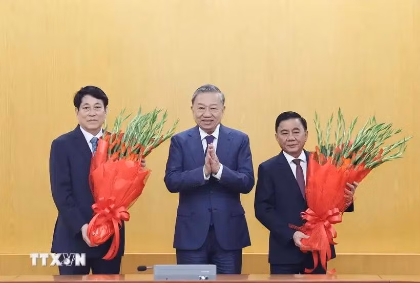 De gauche à droite, le président de la République Luong Cuong, le secrétaire général Tô Lâm et le membre permanent du Secrétariat du Comité central du Parti Trân Câm Tu, lors de la cérémononie, à Hanoi, le 25 octobre. Photo: VNA