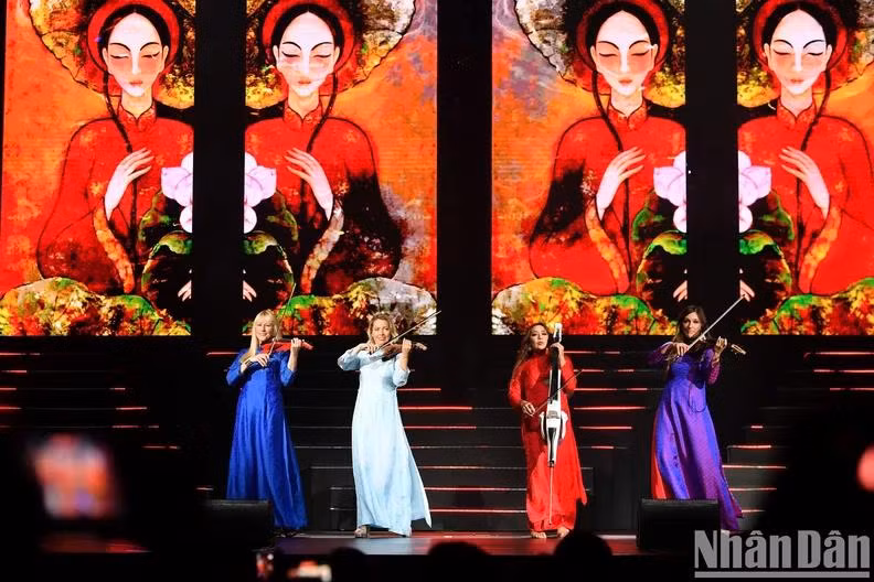 Le quatuor à cordes Bond vêtues d’ao dài (tunique traditionnelle vietnamienne) sur scène. Photo : NDEL
