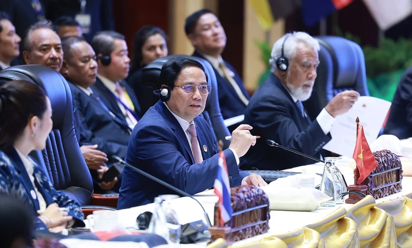 Le Premier ministre Pham Minh Chinh s’exprime lors de la session plénière du 44e Sommet de l’ASEAN à Vientiane, au Laos, le 9 octobre. Photo : VNA