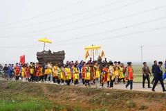 Procession au festival de Phet Hien Quan, district de Tam Nong, province de Phu Tho. Photo : Vietnam+
