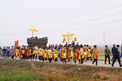 Procession au festival de Phet Hien Quan, district de Tam Nong, province de Phu Tho. Photo : Vietnam+
