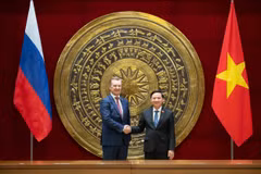 Le vice-président de l’Assemblée nationale et président du Groupe parlementaire d’amitié Vietnam–Russie, Nguyen Khac Dinh, et le premier vice-président du Conseil de la Fédération de Russie et président du Groupe de coopération avec le Vietnam, Andrey Vladimirovich Yatskin. Photo: quochoi.vn​.