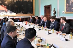 Rencontre entre le vice-président de l’Assemblée nationale, Nguyên Khac Dinh, et le président du Parlement danois, Soren Gade. Photo: VNA