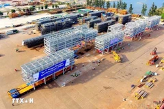 Une cargaison de 1.200 tonnes de modules a été exportée vers Singapour par Doosan Vina, zone économique de Dung Quat, commune de Binh Thuan, district de Binh Son, province de Quang Ngai. Photo diffusée par la VNA