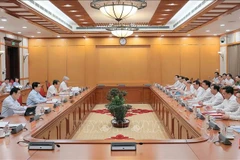 Séance de travail du Bureau politique avec la permanence du Comité provincial du Parti de Phu Tho. Photo: VNA