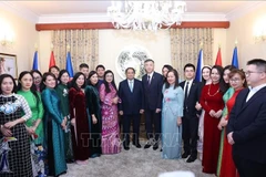 Le Premier ministre Pham Minh Chinh et son épouse (au milieu) et des Vietnamiens de République tchèque. Photo: VNA