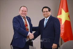 Le Premier ministre Pham Minh Chinh (droite) et le président de l’Association d’amitié République tchèque - Vietnam. Photo: VNA