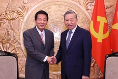 Le secrétaire général du Parti, Tô Lâm (droite), et l'ancien ambassadeur spécial Vietnam - Japon, Sugi Ryotaro. Photo: VNA