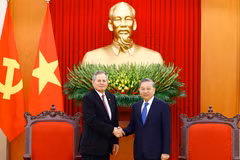 Le secrétaire général du Parti, Tô Lâm (droite), et le sénateur américain Steven David Daines. Photo: VNA