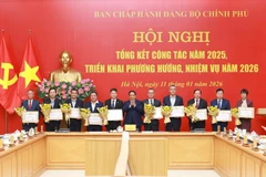Le Premier ministre Pham Minh Chinh remet des certificats de mérite du Comité du Parti du gouvernement à des personnes ayant obtenu des résultats remarquables. Photo : VNA