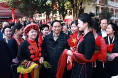 Le Premier ministre Pham Minh Chinh avec des élèves du Lycée des régions montagneuses du Viet Bac, dans la province de Thai Nguyen. Photo : VNA