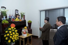 Le président de l'Assemblée nationale, Tran Thanh Man, rend hommage au défunt secrétaire général Nguyen Phu Trong. Photo: quochoi.vn