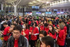 Supporters vietnamiens à l'aéroport de Noi Bai, le 4 janvier au soir. Photo: VNA