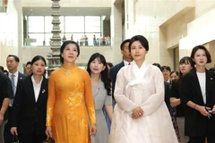 Kim Hye Kyung, épouse du président de la République de Corée, et Ngo Phuong Ly, épouse du secrétaire général du PCV, visitent le Musée national de la République de Corée. Photo: VNA