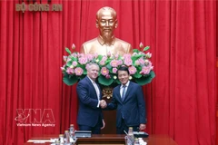 Le ministre Luong Tam Quang reçoit le secrétaire d'État adjoint américain Michael George DeSombre. Photo : VNA.