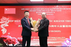 Ho Xuan Lam (à droite), vice-président et secrétaire général de l'Union municipale des organisations d'amitié, et Tang Li, consul général de Chine à Hô Chi Minh-Ville, lors de la rencontre. Photo : VNA