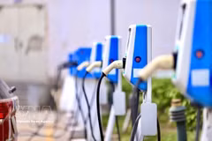 Bornes de recharge pour véhicules électriques de VinFast dans l’enceinte de l’immeuble résidentiel CT1 de l’Hôpital 103. Photo : VNA