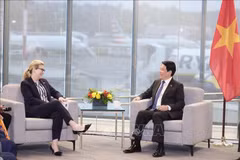 Le président de la République, Luong Cuong, et Stephanie Pope, présidente-directrice générale de Boeing Commercial Airplanes. Photo: VNA