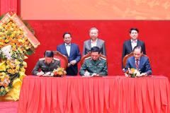 Le secrétaire général To Lam, le président Luong Cuong et le Premier ministre Pham Minh Chinh assistent à la signature du Règlement de coordination entre le ministère de la Sécurité publique, le ministère de la Défense et le ministère des Affaires étrangères. Photo : VNA