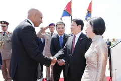 Le président de la République, Luong Cuong, et son épouse, arrivent au Caire. Photo: VNA