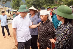 Le vice-Premier ministre Le Thanh Long et des sinistrés à Chieng So. Photo: VNA