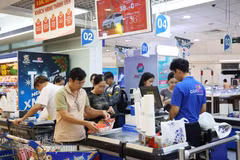 Des clients règlent leurs achats au supermarché Co.op Mart situé sur l'autoroute de Hanoï, dans le quartier de Tang Nhon Phu, à Hô Chi Minh-Ville. Photo : VNA