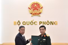 Le général Phan Van Giang remet un cadeau au général Adul Boonthumjaroen. Photo: qdnd.vn