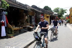 Visiteurs étrangers à Hoi An. Photo: VNA