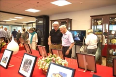 Visiteurs à l'exposition. Photo: VNA