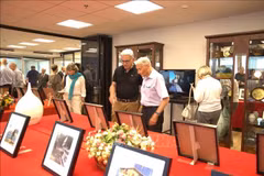 Visiteurs à l'exposition. Photo: VNA