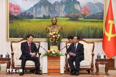 Le ministre Luong Tam Quang (gauche) et Bounthong Chitmani, membre du Bureau politique, permanent du Secrétariat et vice-président du Laos. Photo: VNA