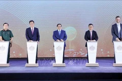 Le Premier ministre Pham Minh Chinh (au milieu) et des délégués à la cérémonie de mise en chantier du projet de complexe urbain, d'écotourisme et de golf de Khoai Chau, province de Hung Yen (Trump International Hung Yen). Photo : VNA