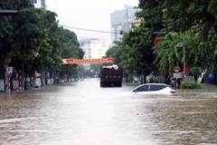 De nombreux véhicules tombent en panne en raison des inondations à Thai Nguyen. Photo: VNA