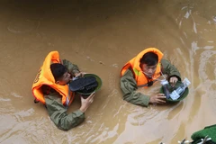 Les forces compétentes de la province de Cao Bang apportent leur soutien à la population lors des intempéries. Photo : VNA