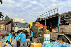 Dans l’après-midi du 22 novembre, la province de Quang Ninh a acheminé en urgence près de 45 tonnes de marchandises et de produits de première nécessité (d’une valeur de plus de 2 milliards de dôngs) directement vers les zones inondées de la province de Lam Dong. Photo: VNA