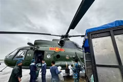 Des vivres sont chargés à bord d'un hélicoptère pour venir en aide aux populations isolées par les inondations au Centre. Photo : VNA