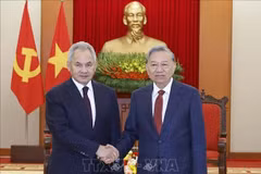 le secrétaire général du Parti, To Lam (à droite), et Sergueï Choïgou, secrétaire du Conseil de sécurité de la Fédération de Russie. Photo: VNA