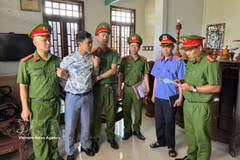 Exécution du mandat d’arrêt et perquisition au domicile de Mai Hoang dans le cadre de l’enquête. Photo : VNA