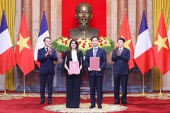 Le matin du 26 mai 2025, le président Luong Cuong et son homologue français Emmanuel Macron assistent aux échanges de nombreux documents de coopération bilatérale. Photo : VNVC