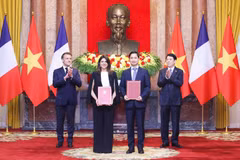 Le matin du 26 mai 2025, le président Luong Cuong et son homologue français Emmanuel Macron assistent aux échanges de nombreux documents de coopération bilatérale. Photo : VNVC
