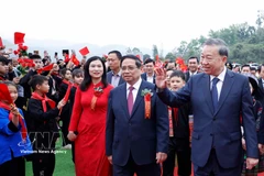 Le secrétaire général du Parti, To Lam, et le Premier ministre Pham Minh Chinh assistent à la cérémonie dans la commune de Dong Dang, province de Lang Son. Photo : VNA